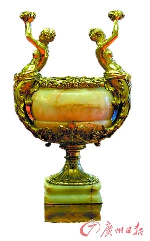 19世纪 　　法国铸铜鎏金人像玛瑙花尊