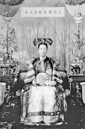 颐和园的德和园大戏楼内保存着一幅镶嵌在中式插屏框内的慈禧太后油画像，画像中的慈禧太后身着华丽的服饰，表情略带庄严，而又显得尊贵，从外貌上看似乎只有三、四十岁的年龄，在背景的烘托下带着些许神秘。（资料图