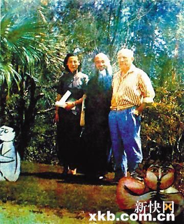 ■1956年,毕加索与张大千夫妇合影于他古堡的花园里。(资料图)