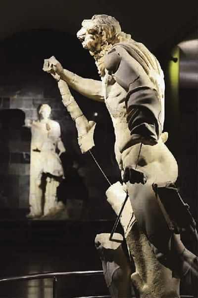 ■ 雕刻精美的雕像