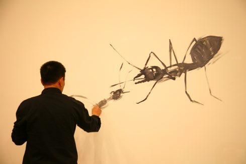 艺术家陈志光在创作