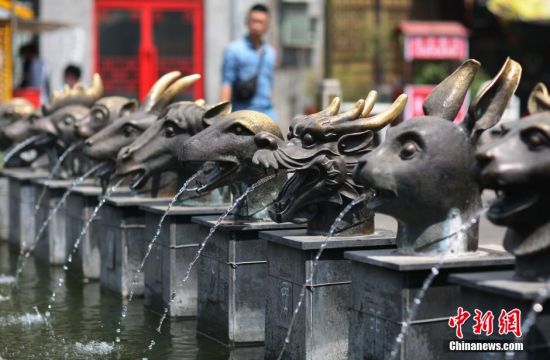 山寨版圆明园十二兽首抢眼太原街头