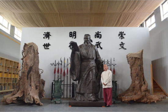 君艺豪和他的雕塑孔子像