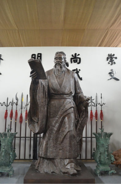 雕塑孔子像