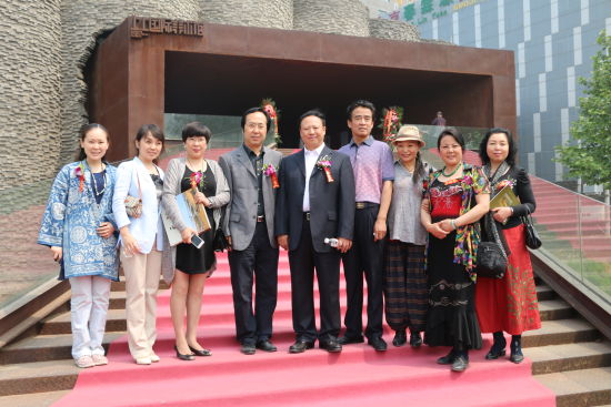 高庆荣老师和夫人周寒(左三)、特邀嘉宾十一届全国政协委员曹玉书(中)、大庆市驻京办事处副主任徐臻(右四)及策展人靳清钦(左一)及艺术家观众代表在上上国际美术馆前合影