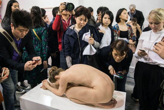 香港数百人与逼真裸女雕像疯狂自拍