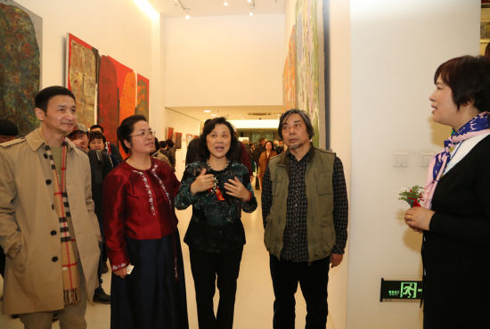 画家金善与策展人邓平祥 杨卫 等交流作品