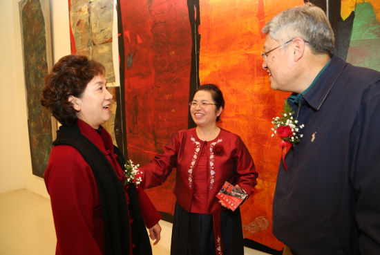 画家金善与致公党中央宣传部部长王翔 副部长范承玲交流作品