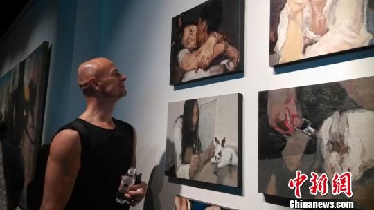 本次以“多维视界“为主题的艺术展吸引了来自海内外朋友前来欣赏。　林丽君　摄