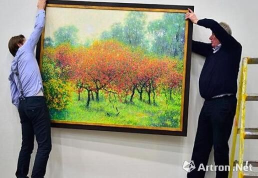 弗兰斯·布罗尔森(右)在悬挂一幅即将展出的朝鲜作品弗兰斯 布罗尔森(右)在悬挂一幅即将展出的朝鲜作品