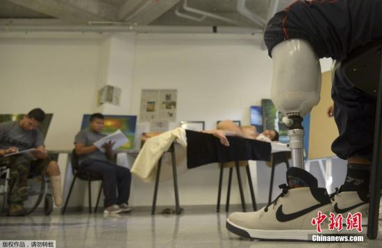 哥伦比亚受害士兵康复治疗：接受人体素描绘画培训