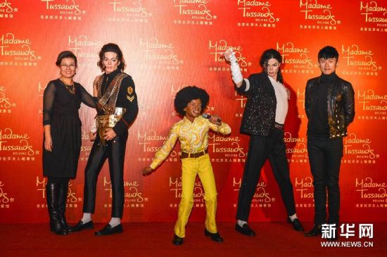 1月28日，在北京杜莎夫人蜡像馆，张杰（右一）与3尊迈克尔·杰克逊蜡像合影。