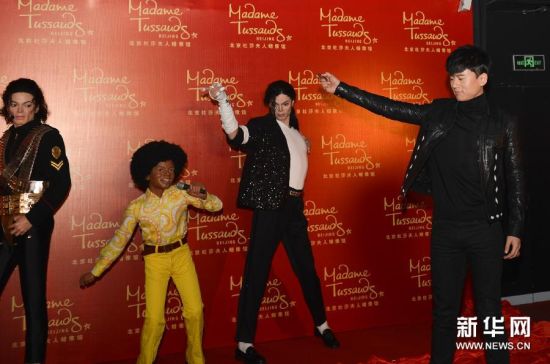 1月28日，在北京杜莎夫人蜡像馆，张杰（右一）为迈克尔·杰克逊蜡像揭幕。
