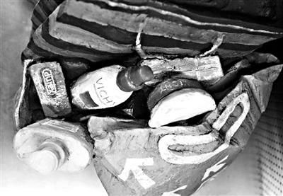 这组雕塑的人物头像以及作品中引起争议的品牌商品 本组摄影/本报记者 郝羿