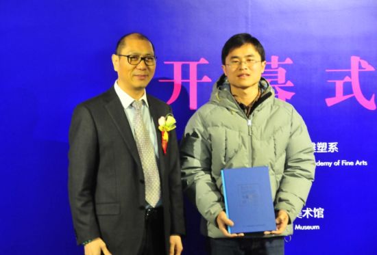 大韵堂艺术机构艺术主持蔡万霖与最佳作品奖得主王朝勇合影留念