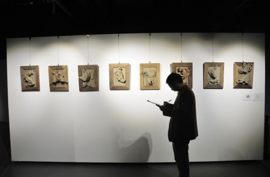 殷双喜在为作品打分