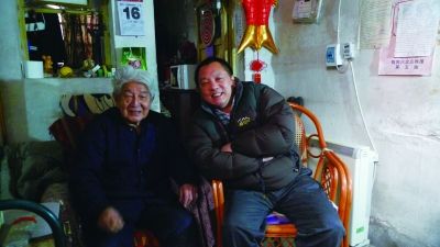 2011年，王国栋80岁生日前，与徒弟石京生合影。王国栋曾长期绘制毛泽东像。