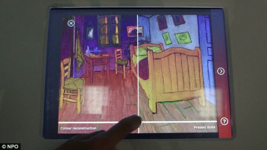 专家正在用电脑查看梵高画作中的红色衰退情况