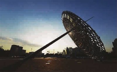 ■ 《东方之光》兰翔 摄，以原始日晷为原形，采用不锈钢管网架结构，通透而灵秀，令人联想到遥远的历史