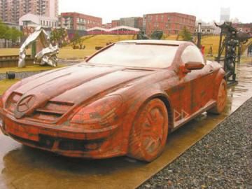 上海的汽车雕像。 