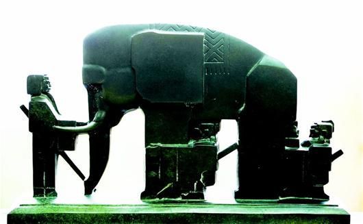 图为：雕塑作品小样《盲人摸象》