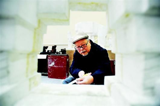 图为：刘政德在创作中