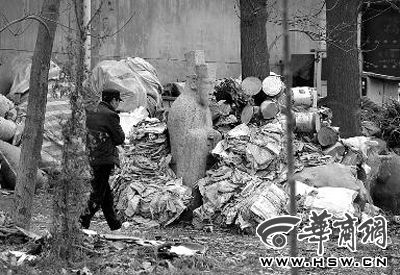 昨日，“明秦王墓”神道旁的麒麟、翁仲、马等石雕被垃圾遮盖  华商报记者 于卓 摄