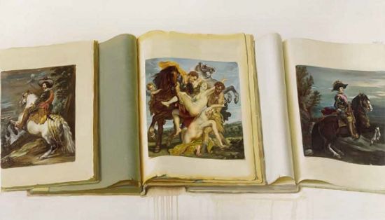 《四马图》布面油画 101×76cm 1999年。陈丹青画画册，是把各种画册摆放在一起，在自己的画布上，以油画的形式再现出来，因此他说，“这里没有一件我的作品。”