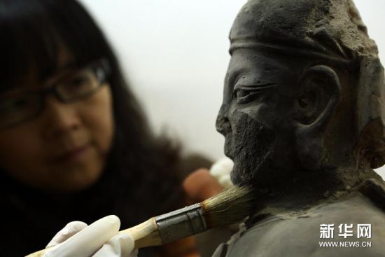 11月11日，重庆市大足石刻研究院的工作人员在清洁文物。