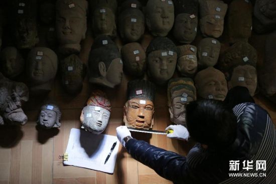 11月11日，重庆市大足石刻研究院的工作人员在测量文物尺寸。