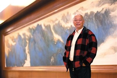 万鼎 中国美术家协会理事，陕西省美术家协会副主席，西安美术学院山水画专业教授，西安中国画院副院长。1973年师承于著名山水画家何海霞先生。1987年就读西安美术学院山水画专业硕士研究生。多次举办画展、出版个人画集。今年应邀为人民大会堂创作巨幅山水画《看山还看祖国山》。