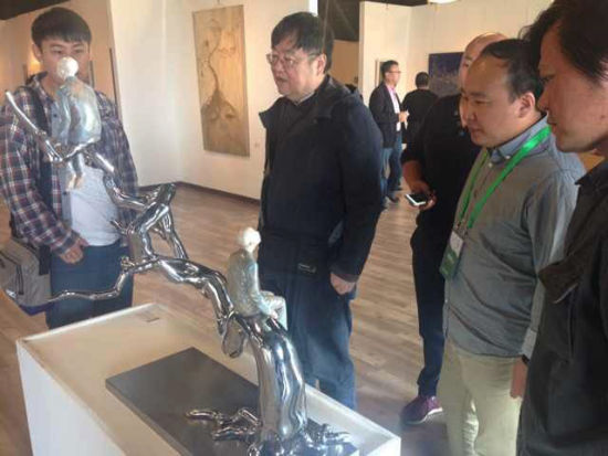 国际艺术基金管理中心主任韩子勇先生观看胡柯作品