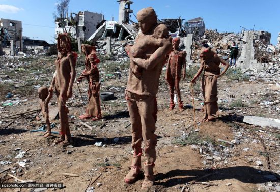 艺术家在巴以冲突废墟上建难民雕像群