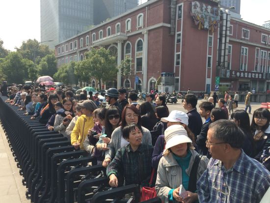 《向大师致敬——世界艺术大致作品展》参观者众多