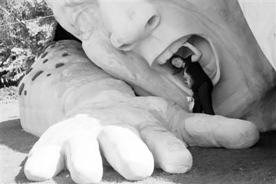 巨形雕塑现身匈牙利布达佩斯市中心广场