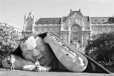巨形雕塑现身匈牙利布达佩斯市中心广场
