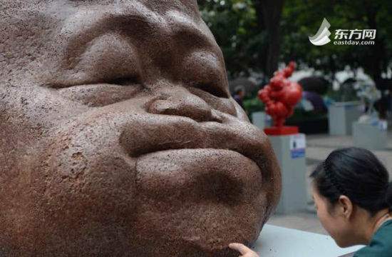 莫言雕塑亮相南京路