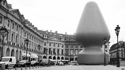 矗立在旺多姆广场的充气雕塑《树》