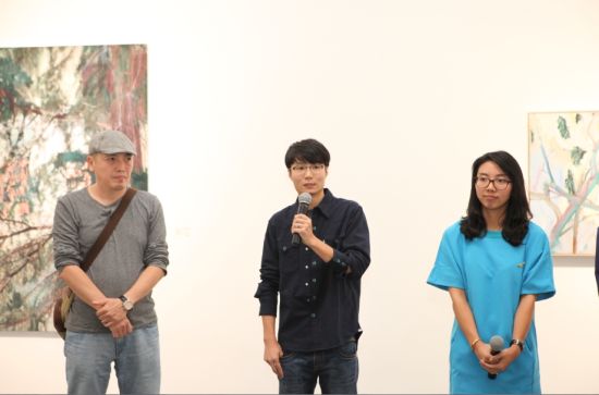 从左至右依次为：中央美术学院版画系副教授李帆、艺术家许宏翔、策展人兼“青年艺术100”执行总监彭玮
