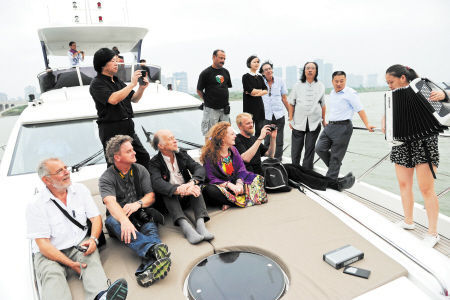 李自健（后排左一）邀请各国雕塑家乘船浏览长沙湘江两岸风光。 均为王志伟 摄