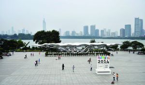 雕塑《梦舟》位于南京火车站和玄武湖之间 现代快报记者 李雨泽 摄