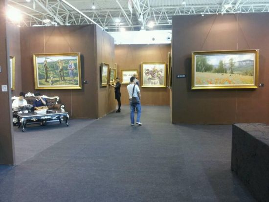 图为境艺园十五周年俄罗斯油画经典主题展部分展区