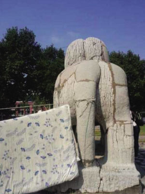 萧憺墓刻石碑上像打了补丁般贴了很多宣纸，被人偷偷拓印。