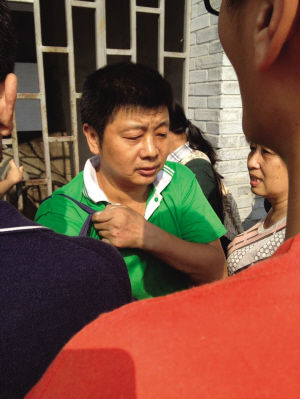 偷偷拓印的男子被文物志愿者围住。