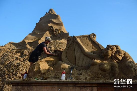 9月15日，来自荷兰的沙雕艺术家苏珊在雕刻沙雕。