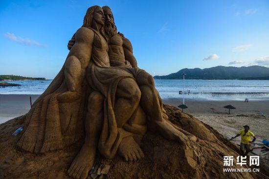 这是9月15日拍摄的以古希腊神话奥德赛为主题的沙雕塑像。（新华社记者 徐昱 摄）