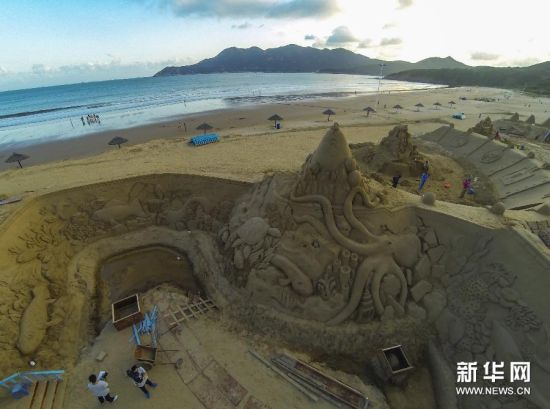 9月15日拍摄的沙雕展创作现场。（新华社记者 徐昱 摄）