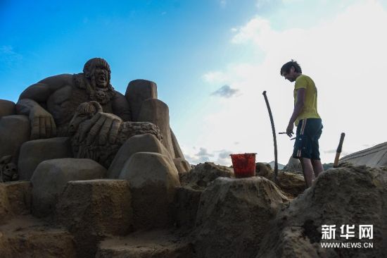 9月15日，来自荷兰的沙雕艺术家马吉在雕刻沙雕。（新华社记者 徐昱 摄）