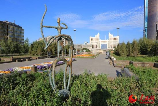 哈萨克斯坦首都阿斯塔纳城市雕塑 人民网记者 赵亚辉 摄