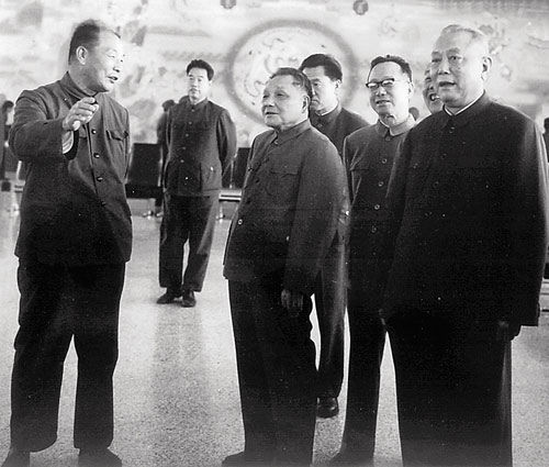 邓小平、李先念参观机场壁画